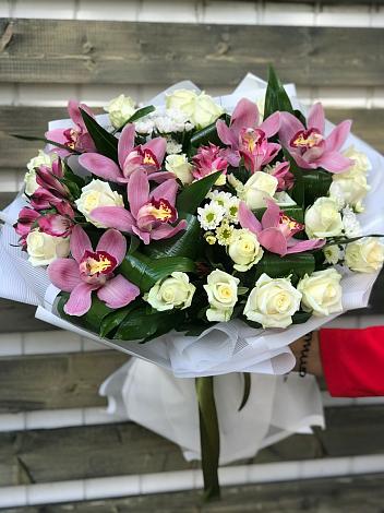 Букет цветов из: Розы и Хризантемы в Хотеичи