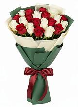 Букет Микс из красных и белых роз в Хотеичи