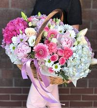 Цветочная композиция из Розы, Хризантемы, Пионы и Лизиантусы в корзине в Хотеичи