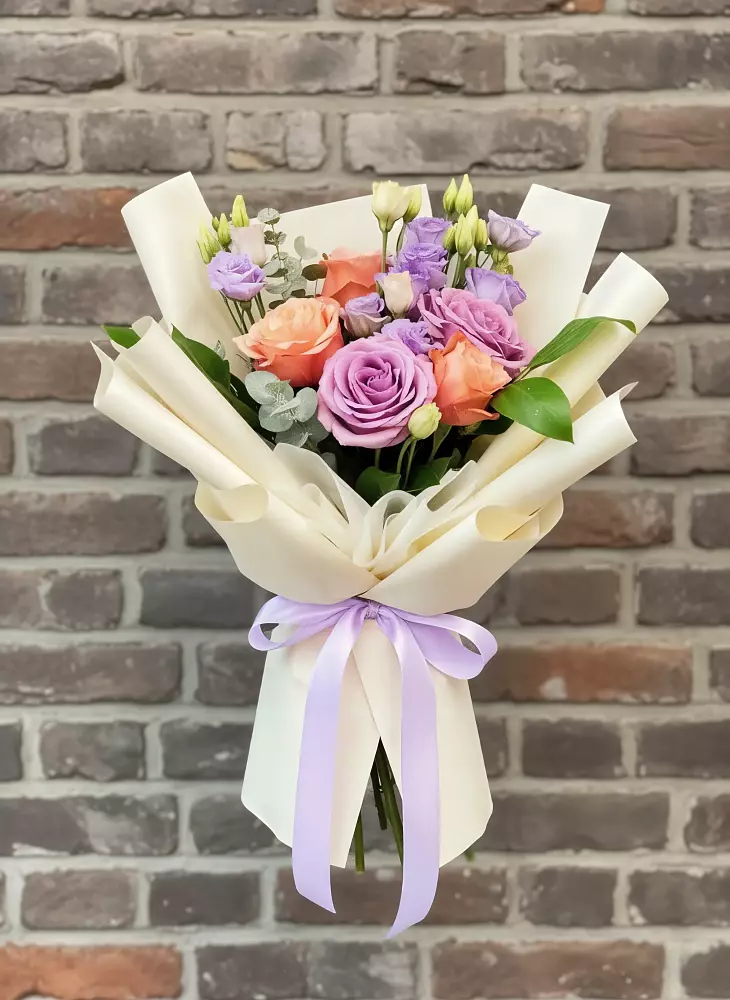 Букет цветов из: Лизиантусы и Розы в Хотеичи