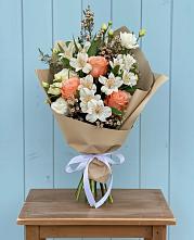 Букет цветов из:  Альстромерии, Лизиантусы, Розы и Хризантемы в Хотеичи