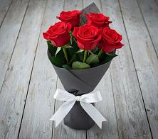 Букет 5 Красных роз Эдлесс Лав в Хотеичи