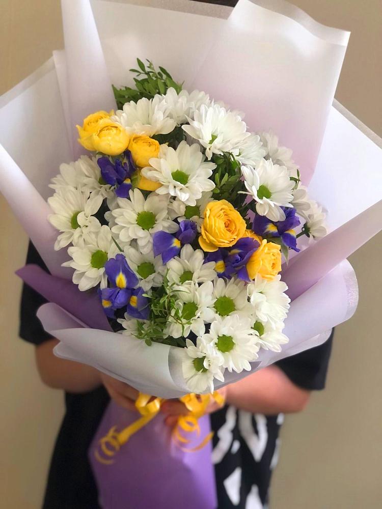Букет цветов из: Ирисы, Хризантемы и Розы в Хотеичи