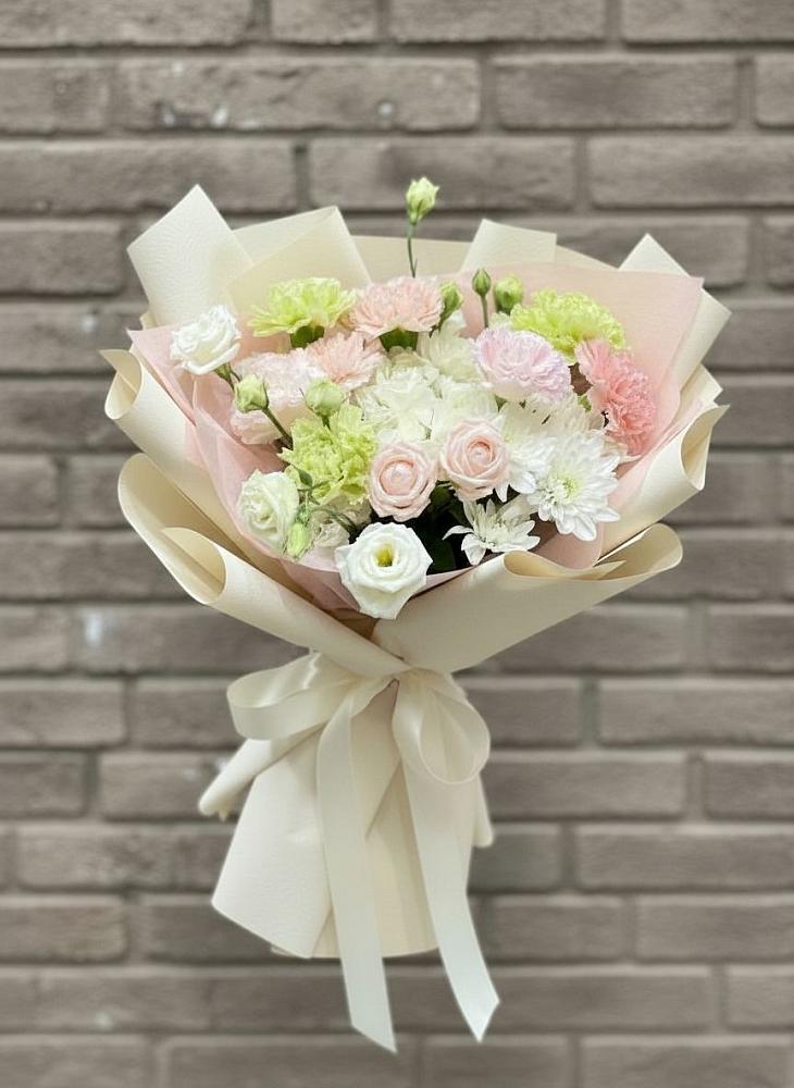 Букет цветов из: Гвоздики, Розы, Лизиантусы и Хризантемы в Хотеичи