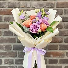 Букет цветов из:  Лизиантусы и Розы в Хотеичи