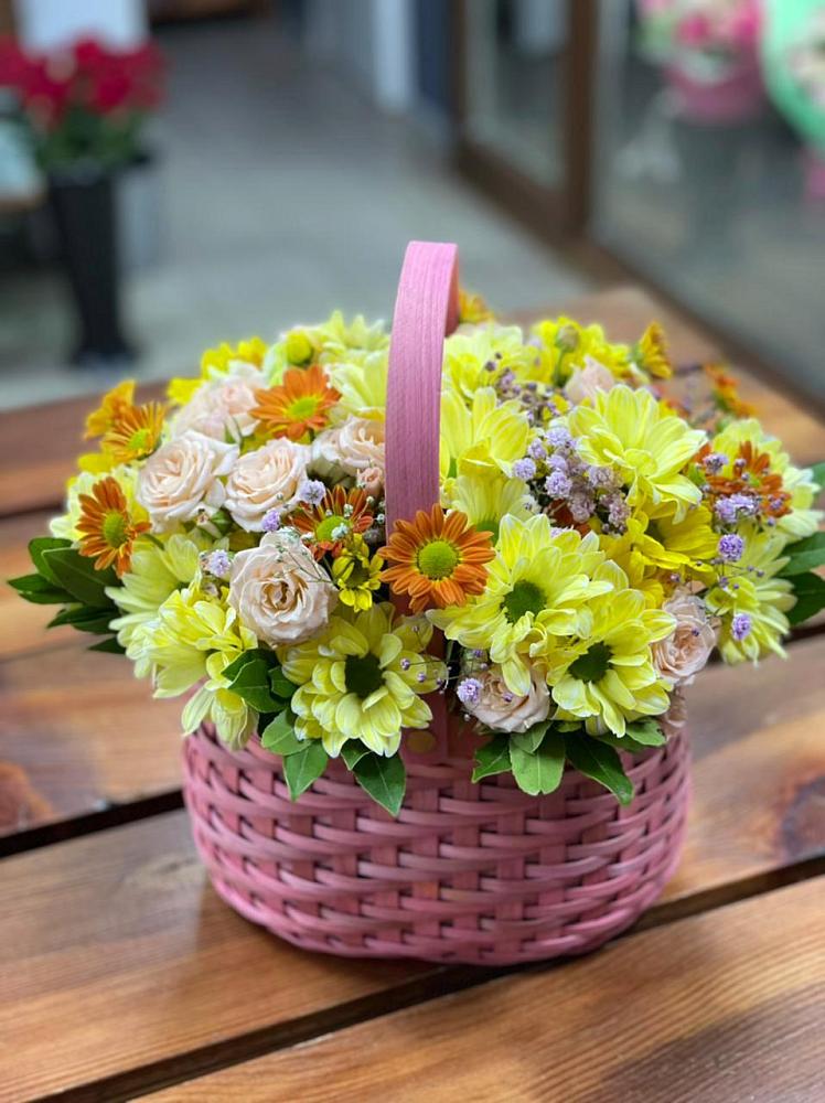 Цветочная композиция из Хризантемы и Розы в корзине в Хотеичи