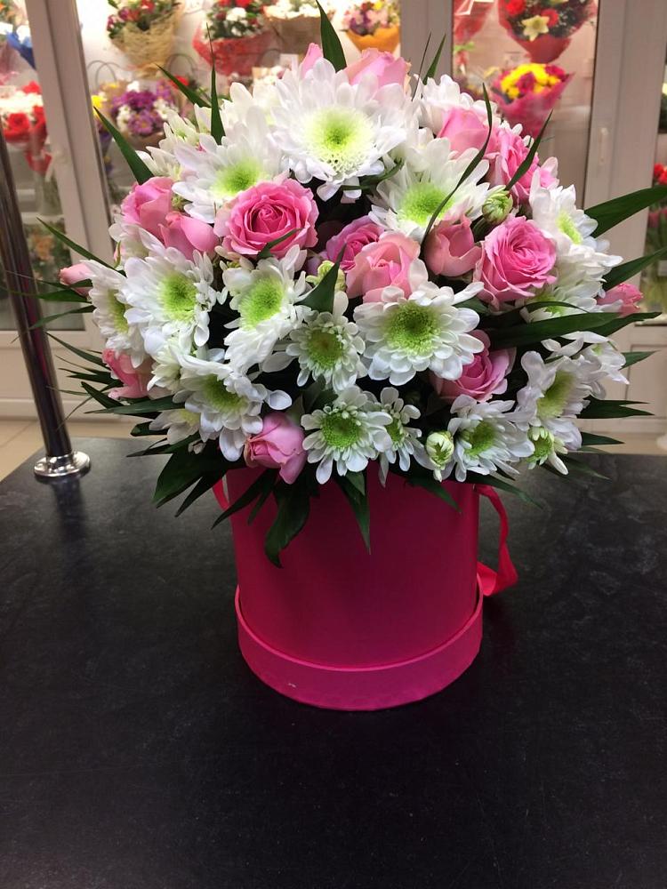 Цветочная композиция из Розы и Хризантемы в шляпной коробке в Хотеичи