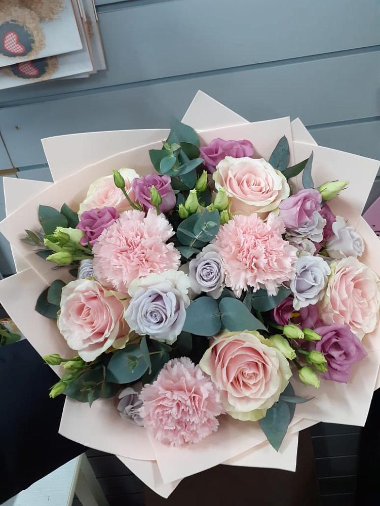 Букет цветов из: Розы, Гвоздики и Лизиантусы в Хотеичи