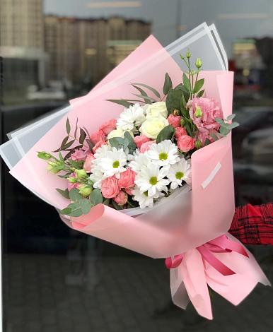 Букет цветов из: Розы, Лизиантусы и Хризантемы в Хотеичи