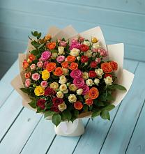 Букет Микс из разноцветных кустовых роз в Хотеичи