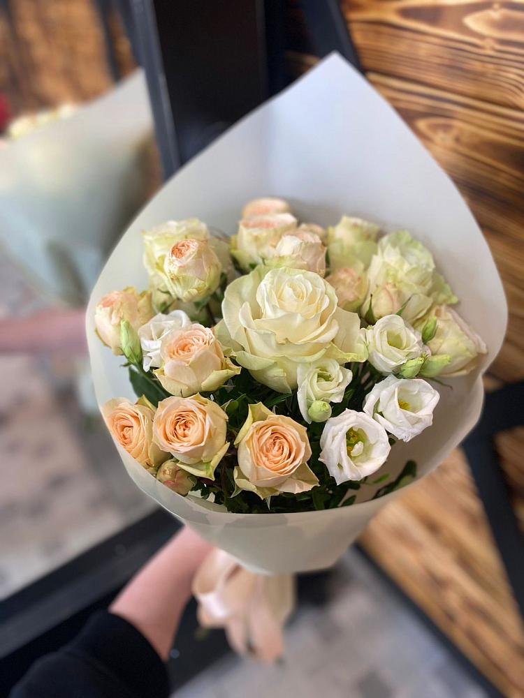 Букет цветов из: Розы и Лизиантусы в Хотеичи